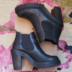 Dr. Martens womens 7 Hurston boots